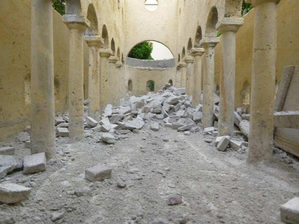 Bild 7. Der Boden der Basilika vor und nach der Entfernung