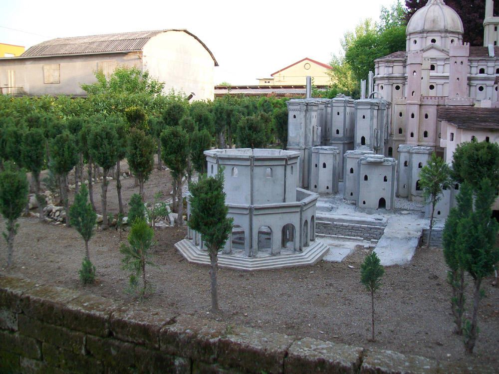 Figure 3. The mausoleum during its construction